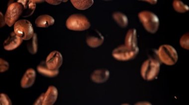 Süper yavaş çekimde kavrulmuş kahve çekirdekleri. 1000 fps 'de yüksek hızlı bir kamerayla çekildi. Yüksek kaliteli FullHD görüntüler