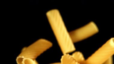 Süper yavaş çekimde kuru makarna rigatonisi. 1000 fps 'de yüksek hızlı bir kamerayla çekildi. Yüksek kaliteli FullHD görüntüler