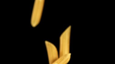 Süper yavaş çekimde uçan kuru makarna. 1000 fps 'de yüksek hızlı bir kamerayla çekildi. Yüksek kaliteli FullHD görüntüler