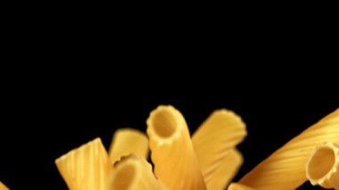 Süper yavaş çekimde kuru makarna rigatonisi. 1000 fps 'de yüksek hızlı bir kamerayla çekildi. Yüksek kaliteli FullHD görüntüler
