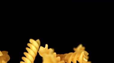 Süper yavaş çekimde uçan fusilli makarna kurudu. 1000 fps 'de yüksek hızlı bir kamerayla çekildi. Yüksek kaliteli FullHD görüntüler