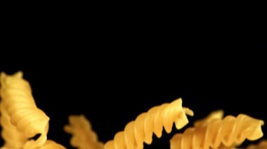 Süper yavaş çekimde uçan fusilli makarna kurudu. 1000 fps 'de yüksek hızlı bir kamerayla çekildi. Yüksek kaliteli FullHD görüntüler