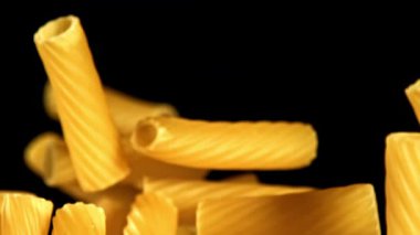 Süper yavaş çekimde kuru makarna rigatonisi. 1000 fps 'de yüksek hızlı bir kamerayla çekildi. Yüksek kaliteli FullHD görüntüler