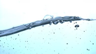 Süper yavaş çekimde hava kabarcıklı mavi su dalgaları. 1000 fps 'de yüksek hızlı bir kamerayla çekildi. Yüksek kaliteli FullHD görüntüler