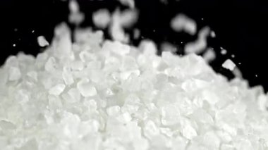 Çok yavaş çekimde düşen deniz tuzu. 1000 fps 'de yüksek hızlı bir kamerayla çekildi. Yüksek kaliteli FullHD görüntüler