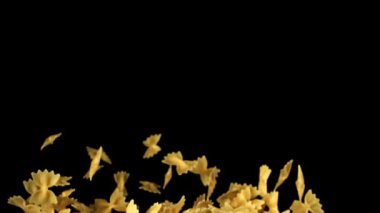 Süper yavaş çekimde uçan kuru farfalle makarna. 1000 fps 'de yüksek hızlı bir kamerayla çekildi. Yüksek kaliteli FullHD görüntüler