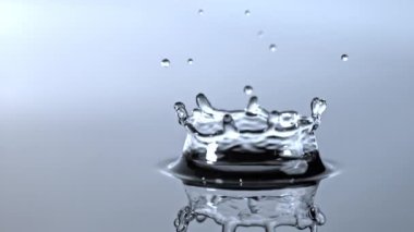 Süper yavaş hareket eden su damlası. 1000 fps 'de yüksek hızlı bir kamerayla çekildi. Yüksek kaliteli FullHD görüntüler