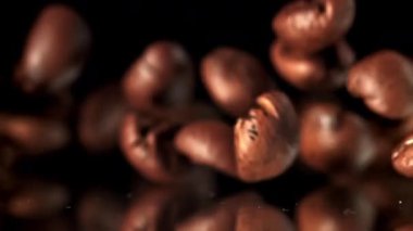 Süper yavaş çekimde kavrulmuş kahve çekirdekleri. 1000 fps 'de yüksek hızlı bir kamerayla çekildi. Yüksek kaliteli FullHD görüntüler