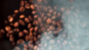 Süper yavaş çekimde dumanlı kahve çekirdekleri. 1000 fps 'de yüksek hızlı bir kamerayla çekildi. Yüksek kaliteli FullHD görüntüler