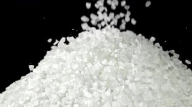 Çok yavaş çekimde düşen deniz tuzu. 1000 fps 'de yüksek hızlı bir kamerayla çekildi. Yüksek kaliteli FullHD görüntüler