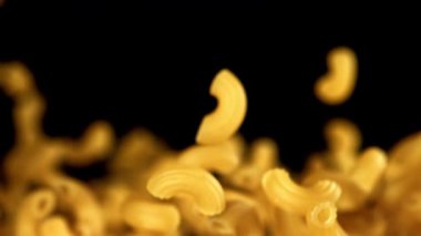 Süper yavaş çekimde uçan kuru makarna. 1000 fps 'de yüksek hızlı bir kamerayla çekildi. Yüksek kaliteli FullHD görüntüler