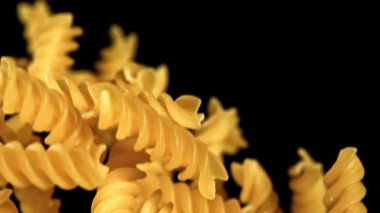 Süper yavaş çekimde uçan fusilli makarna kurudu. 1000 fps 'de yüksek hızlı bir kamerayla çekildi. Yüksek kaliteli FullHD görüntüler