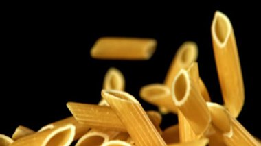 Süper yavaş çekimde uçan kuru makarna. 1000 fps 'de yüksek hızlı bir kamerayla çekildi. Yüksek kaliteli FullHD görüntüler