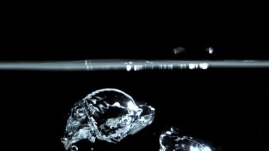 Su altında hava kabarcıkları. 1000 fps 'de yüksek hızlı bir kamerayla çekildi. Yüksek kaliteli FullHD görüntüler