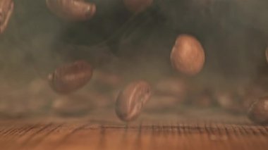 Süper yavaş çekimde dumanlı kahve çekirdekleri. 1000 fps 'de yüksek hızlı bir kamerayla çekildi. Yüksek kaliteli FullHD görüntüler