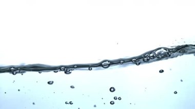 Süper yavaş çekimde hava kabarcıklı mavi su dalgaları. 1000 fps 'de yüksek hızlı bir kamerayla çekildi. Yüksek kaliteli FullHD görüntüler