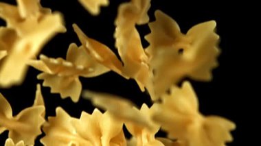 Süper yavaş çekimde uçan kuru farfalle makarna. 1000 fps 'de yüksek hızlı bir kamerayla çekildi. Yüksek kaliteli FullHD görüntüler