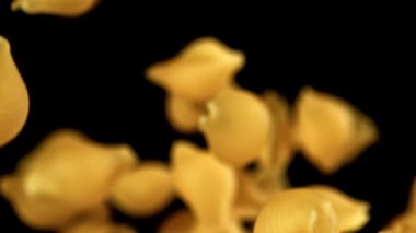 Süper yavaş çekimde uçuşan kuru koni makarnası. 1000 fps hızla yüksek hızlı bir kamerayla çekildi. - Evet. Yüksek kaliteli FullHD görüntüler