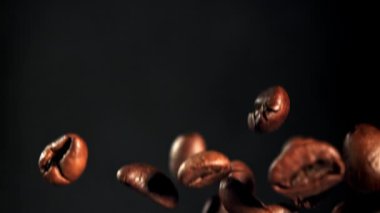 Süper yavaş çekimde kavrulmuş kahve çekirdekleri. 1000 fps 'de yüksek hızlı bir kamerayla çekildi. Yüksek kaliteli FullHD görüntüler