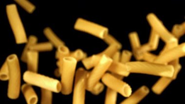 Süper yavaş çekimde kuru makarna rigatonisi. 1000 fps 'de yüksek hızlı bir kamerayla çekildi. Yüksek kaliteli FullHD görüntüler