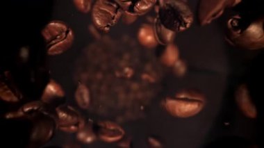 Süper yavaş çekimde kavrulmuş kahve çekirdekleri. 1000 fps 'de yüksek hızlı bir kamerayla çekildi. Yüksek kaliteli FullHD görüntüler