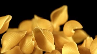 Süper yavaş çekimde uçuşan kuru koni makarnası. 1000 fps hızla yüksek hızlı bir kamerayla çekildi. - Evet. Yüksek kaliteli FullHD görüntüler
