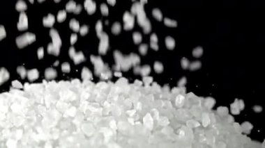 Çok yavaş çekimde düşen deniz tuzu. 1000 fps 'de yüksek hızlı bir kamerayla çekildi. Yüksek kaliteli FullHD görüntüler