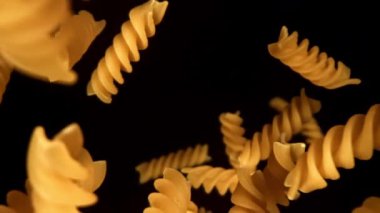Süper yavaş çekim fusilli makarna kuru. 1000 fps 'de yüksek hızlı bir kamerayla çekildi. Yüksek kaliteli FullHD görüntüler