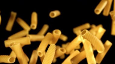 Süper yavaş çekimde kuru makarna rigatonisi. 1000 fps 'de yüksek hızlı bir kamerayla çekildi. Yüksek kaliteli FullHD görüntüler