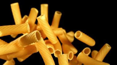 Süper yavaş çekimde kuru makarna rigatonisi. 1000 fps 'de yüksek hızlı bir kamerayla çekildi. Yüksek kaliteli FullHD görüntüler