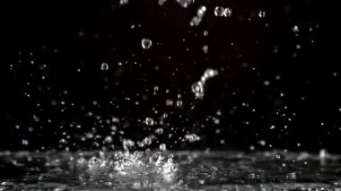 Süper yavaş çekim yağmur damlaları. 1000 fps 'de yüksek hızlı bir kamerayla çekildi. Yüksek kaliteli FullHD görüntüler