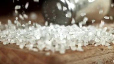 Çok yavaş çekimde düşen deniz tuzu. 1000 fps 'de yüksek hızlı bir kamerayla çekildi. Yüksek kaliteli FullHD görüntüler