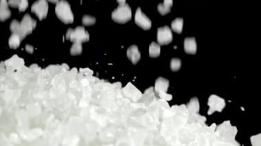 Çok yavaş çekimde düşen deniz tuzu. 1000 fps 'de yüksek hızlı bir kamerayla çekildi. Yüksek kaliteli FullHD görüntüler