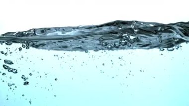 Süper yavaş çekimde hava kabarcıklı mavi su dalgaları. 1000 fps 'de yüksek hızlı bir kamerayla çekildi. Yüksek kaliteli FullHD görüntüler