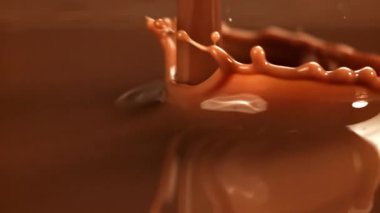 Süper yavaş çekimde sıvı siyah çikolata sıçraması. 1000 fps 'de yüksek hızlı bir kamerayla çekildi. Yüksek kaliteli FullHD görüntüler