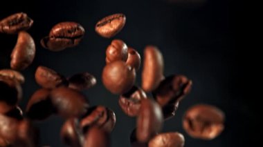 Süper yavaş çekimde kavrulmuş kahve çekirdekleri. 1000 fps 'de yüksek hızlı bir kamerayla çekildi. Yüksek kaliteli FullHD görüntüler