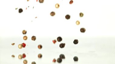 Süper yavaş çekimde biber. 1000 fps 'de yüksek hızlı bir kamerayla çekildi. Yüksek kaliteli FullHD görüntüler