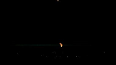 Süper yavaş çekim karanfil baharatları. 1000 fps 'de yüksek hızlı bir kamerayla çekildi. Yüksek kaliteli FullHD görüntüler