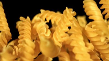 Süper yavaş çekimde uçan fusilli makarna kurudu. 1000 fps 'de yüksek hızlı bir kamerayla çekildi. Yüksek kaliteli FullHD görüntüler