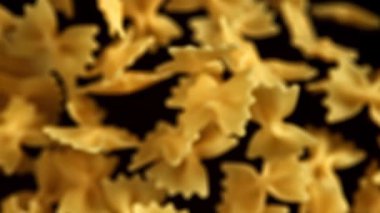 Süper yavaş çekimde uçan kuru farfalle makarna. 1000 fps 'de yüksek hızlı bir kamerayla çekildi. Yüksek kaliteli FullHD görüntüler