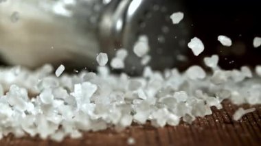 Çok yavaş çekimde düşen deniz tuzu. 1000 fps 'de yüksek hızlı bir kamerayla çekildi. Yüksek kaliteli FullHD görüntüler