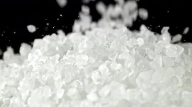 Çok yavaş çekimde düşen deniz tuzu. 1000 fps 'de yüksek hızlı bir kamerayla çekildi. Yüksek kaliteli FullHD görüntüler