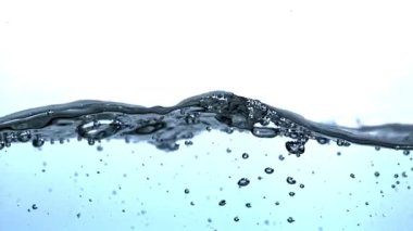 Süper yavaş çekimde hava kabarcıklı mavi su dalgaları. 1000 fps 'de yüksek hızlı bir kamerayla çekildi. Yüksek kaliteli FullHD görüntüler