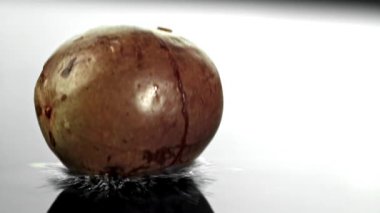 Süper yavaş çekim tutku meyveleri. 1000 fps 'de yüksek hızlı bir kamerayla çekildi. Yüksek kaliteli FullHD görüntüler