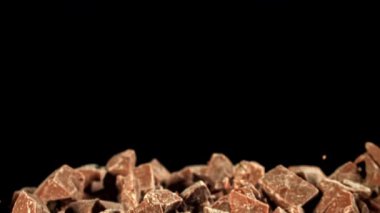 Süper yavaş hareket eden sütlü çikolatalar. 1000 fps 'de yüksek hızlı bir kamerayla çekildi. Yüksek kaliteli FullHD görüntüler