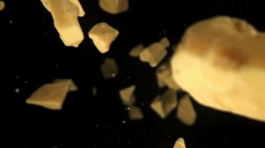 Süper yavaş çekimde beyaz çikolata parçaları. 1000 fps 'de yüksek hızlı bir kamerayla çekildi. Yüksek kaliteli FullHD görüntüler