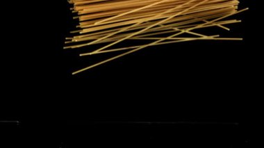 Süper yavaş çekimde makarna. 1000 fps 'de yüksek hızlı bir kamerayla çekildi. Yüksek kaliteli FullHD görüntüler