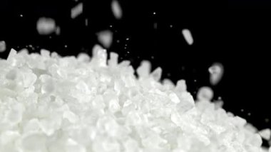 Çok yavaş çekimde düşen deniz tuzu. 1000 fps 'de yüksek hızlı bir kamerayla çekildi. Yüksek kaliteli FullHD görüntüler