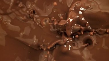 Süper yavaş çekimde sıvı siyah çikolata sıçraması. 1000 fps 'de yüksek hızlı bir kamerayla çekildi. Yüksek kaliteli FullHD görüntüler