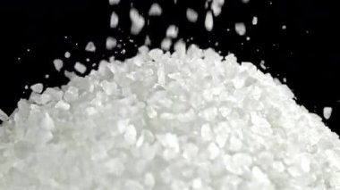 Çok yavaş çekimde düşen deniz tuzu. 1000 fps 'de yüksek hızlı bir kamerayla çekildi. Yüksek kaliteli FullHD görüntüler